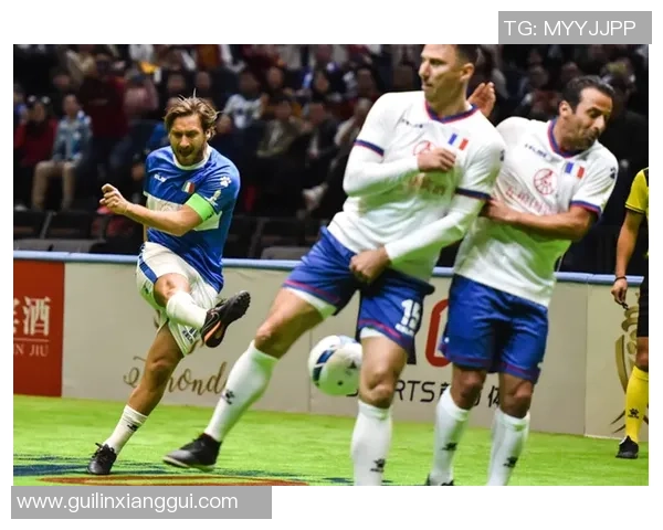 足球球星逛街购物揭秘 时尚与运动碰撞的完美瞬间